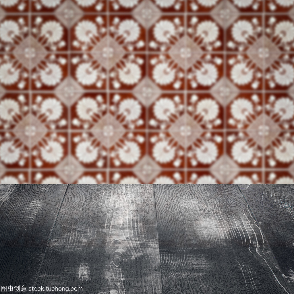 木桌顶和模糊复古瓷砖图案墙