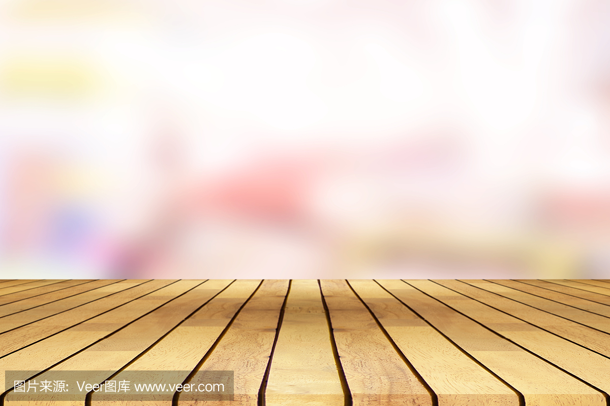 透视木桌子在上面模糊的咖啡店背景,可以用来模拟蒙太奇产品展示或设计布局。