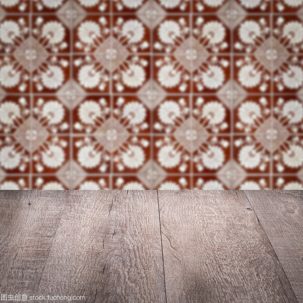 木桌顶和模糊复古瓷砖图案墙